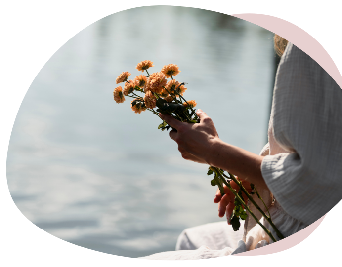 Mains tenant des fleurs